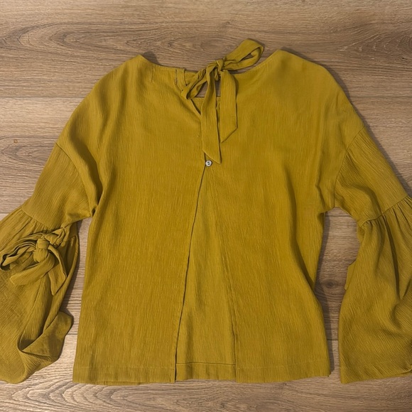 Backless Blouse - Picture 2 of 2